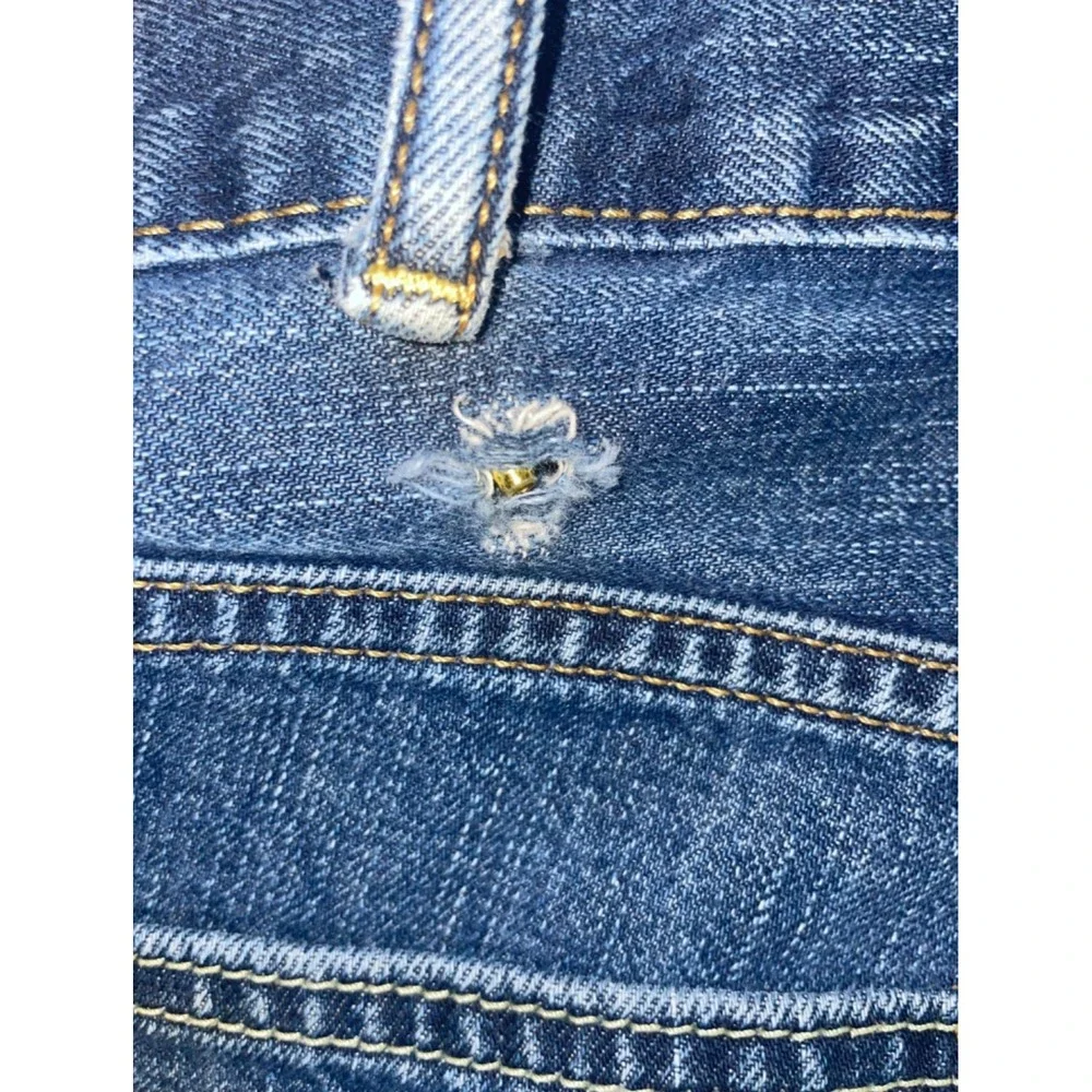 Levis preowned broken